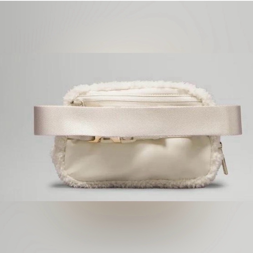 Lululemon Everywhere Belt Bag Fleece Large 2L - Picture 2 of 9